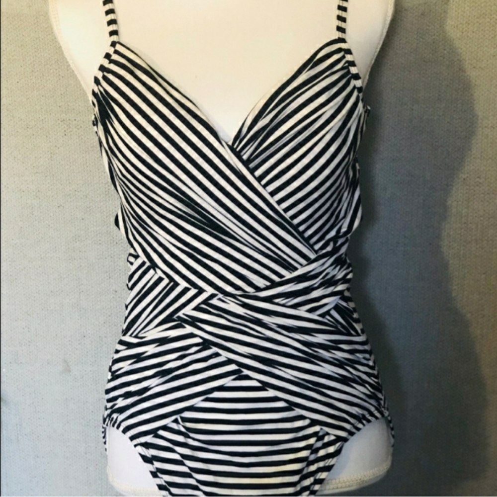 Black and white stripes swimsuit/one-piece